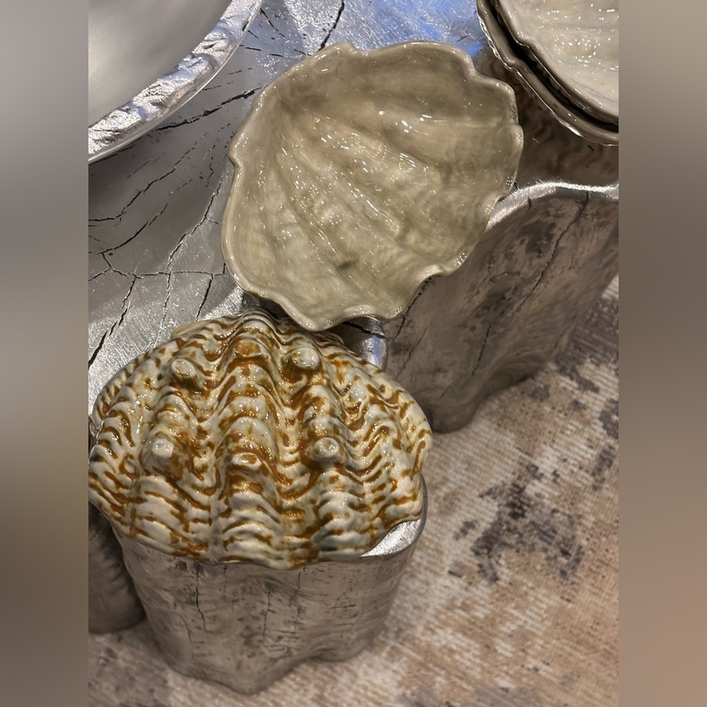 Vintage set of four matching clamshells, perfect for shrimp cocktails pasta side